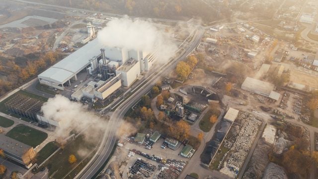 Pollution from a power plants spreads over a town