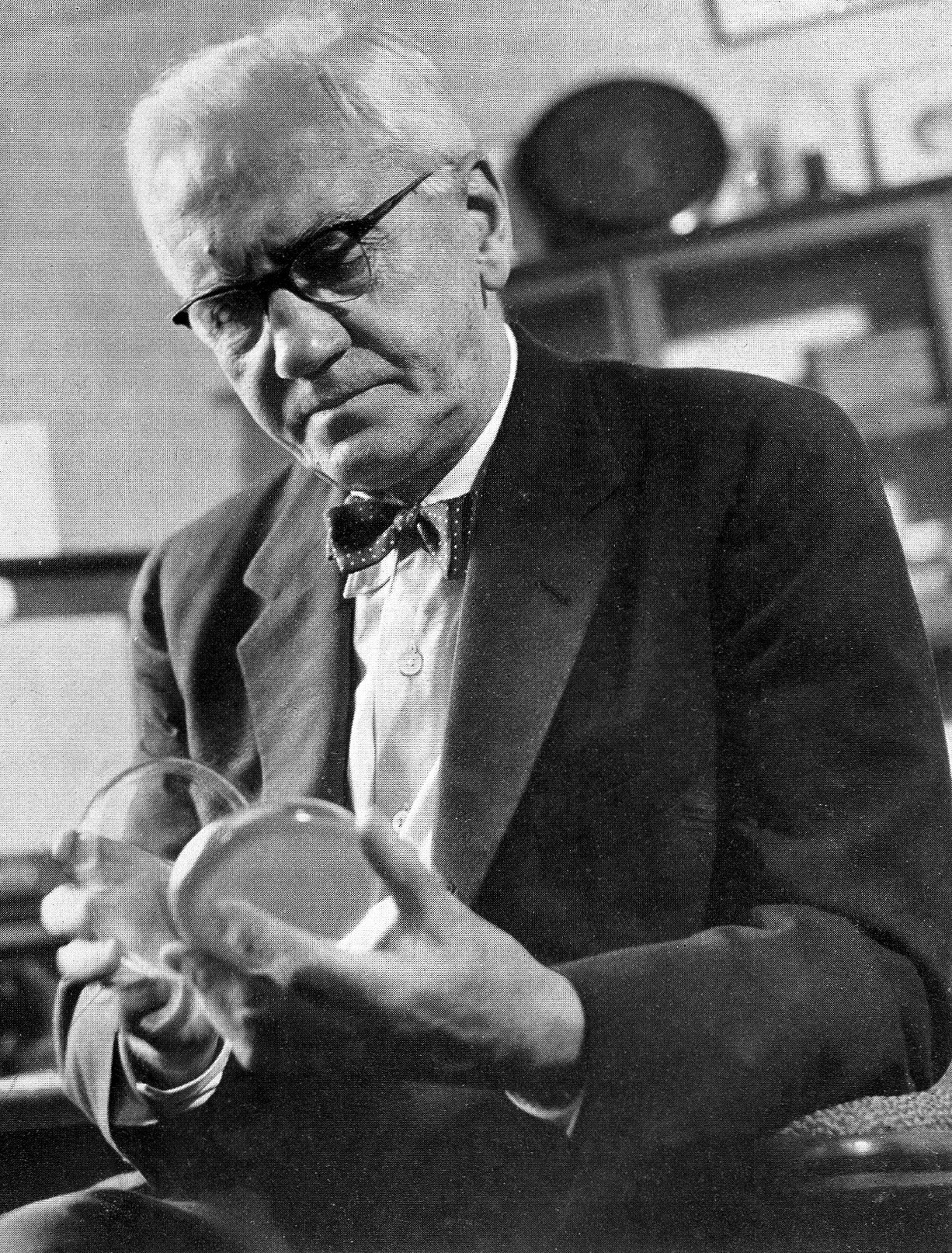Black and white photo of Alexander Fleming