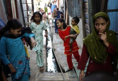 HSPH students create map of toilets in Mumbai slum, aim to improve sanitation