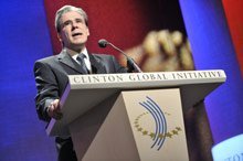 Incoming HSPH Dean Julio Frenk receives Clinton Global Citizen award