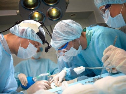 Checklists in operating rooms improve performance during crises