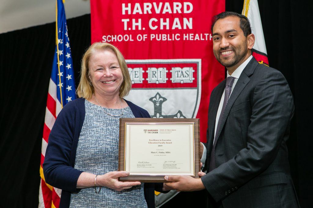 Vidur Sharma, Harvard Chan Student Association president giving award