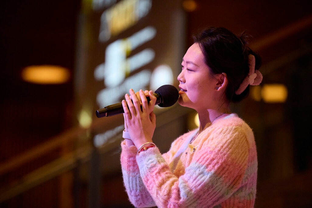 Nadia Zhao sings