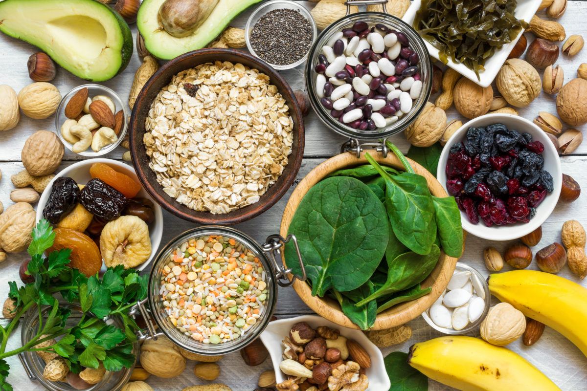 foods containing magnesium including bananas, avocados, a variety of nuts (almonds, pistachios, hazelnuts, peanuts, walnuts, cashews), oats, seeds (including chia seeds, pumpkin seeds), spinach, dried apricots, kelp, lentils, peas, and rice