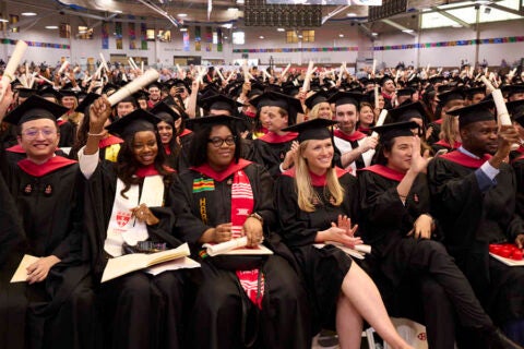 在毕业典礼上，哈佛陈学院的毕业生敦促以新思维、集体行动应对气候和公共卫生危机