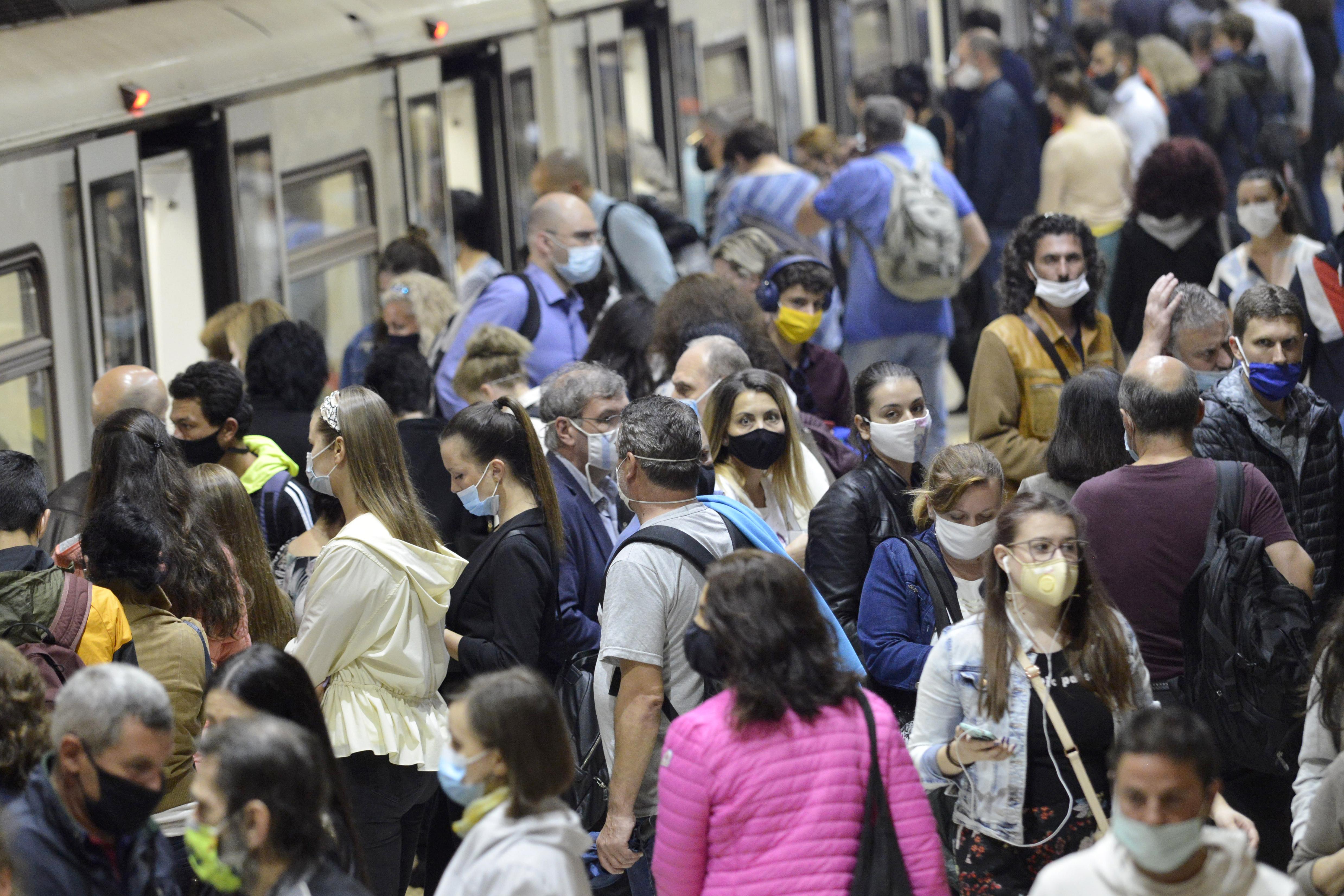 Маски общественные места. Толпа в метро. Общественные места. Толпа людей в масках. Толпа людей в метро.